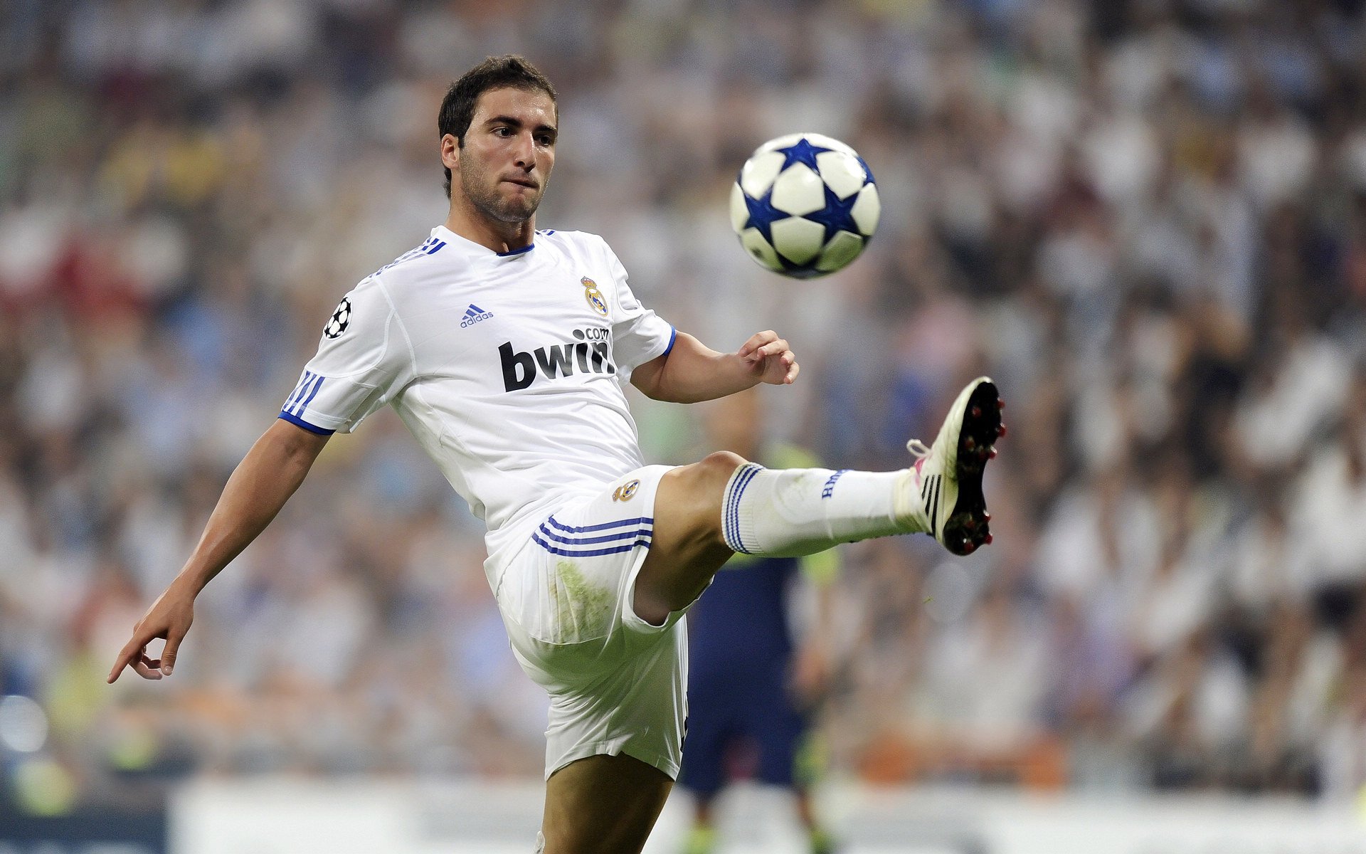 开云体育官方网站-大连一方球员在比赛中发挥出色，展现实力，大连一方球迷贴吧